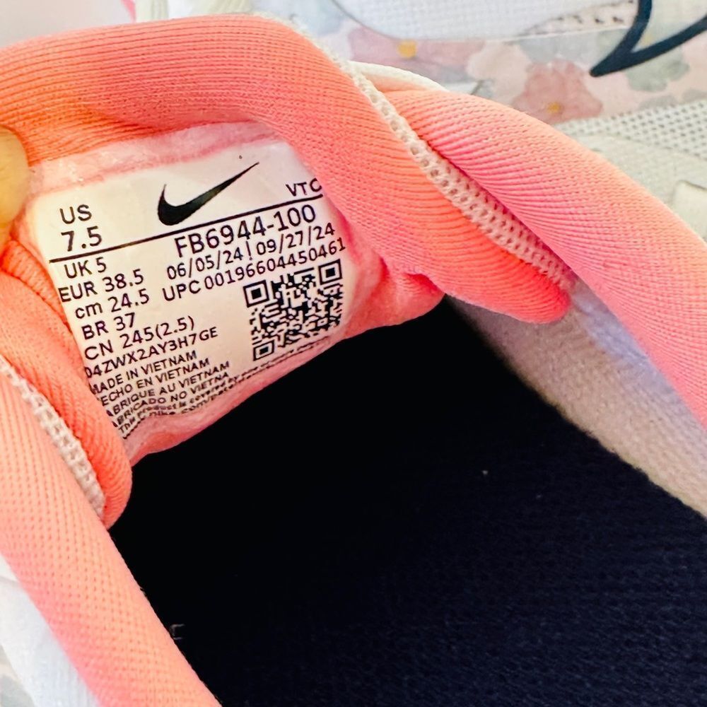 Nike Women’s Quest 5 Premium Road Running sneakers size 7,5 new - Picture 9 of 13